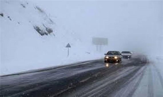 بارش برف و کاهش دید ، تردد در جاده های  مازندران را کند کرد