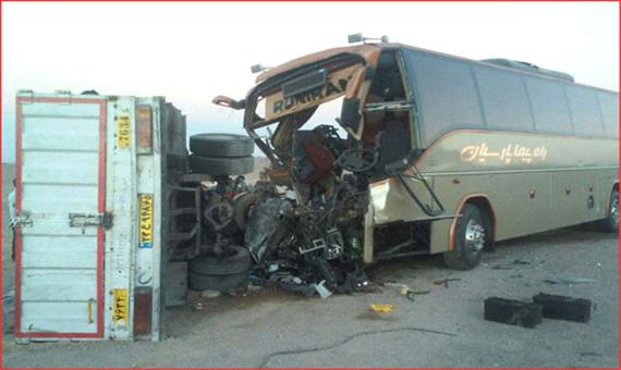 برخورد کامیون و اتوبوس در جاده هراز حادثه ساز شد