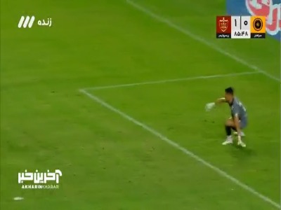 صحنه مشکوک سرنگونی رضا شکاری در محوطه جریمه سپاهان که داور بعد از بازبینی رای به ادامه بازی داد