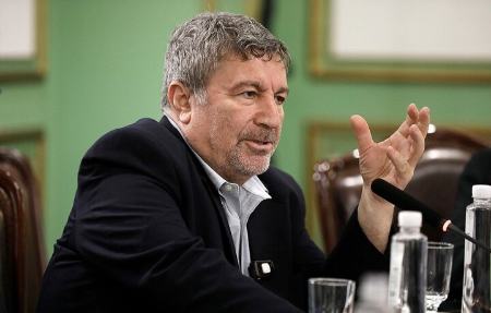 انتقاد روزنامه شرق از دفاع یک مسئول دولت از شمخانی