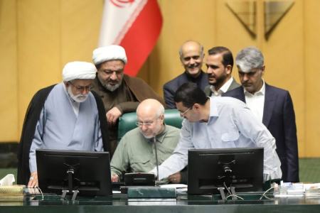 ادامه واکنش‌ها به اظهارات قالیباف و نمایندگان علیه روحانی و ظریف | آذر منصوری مجلس را به توپ بست | کیهان از انتقادات راضی نیست