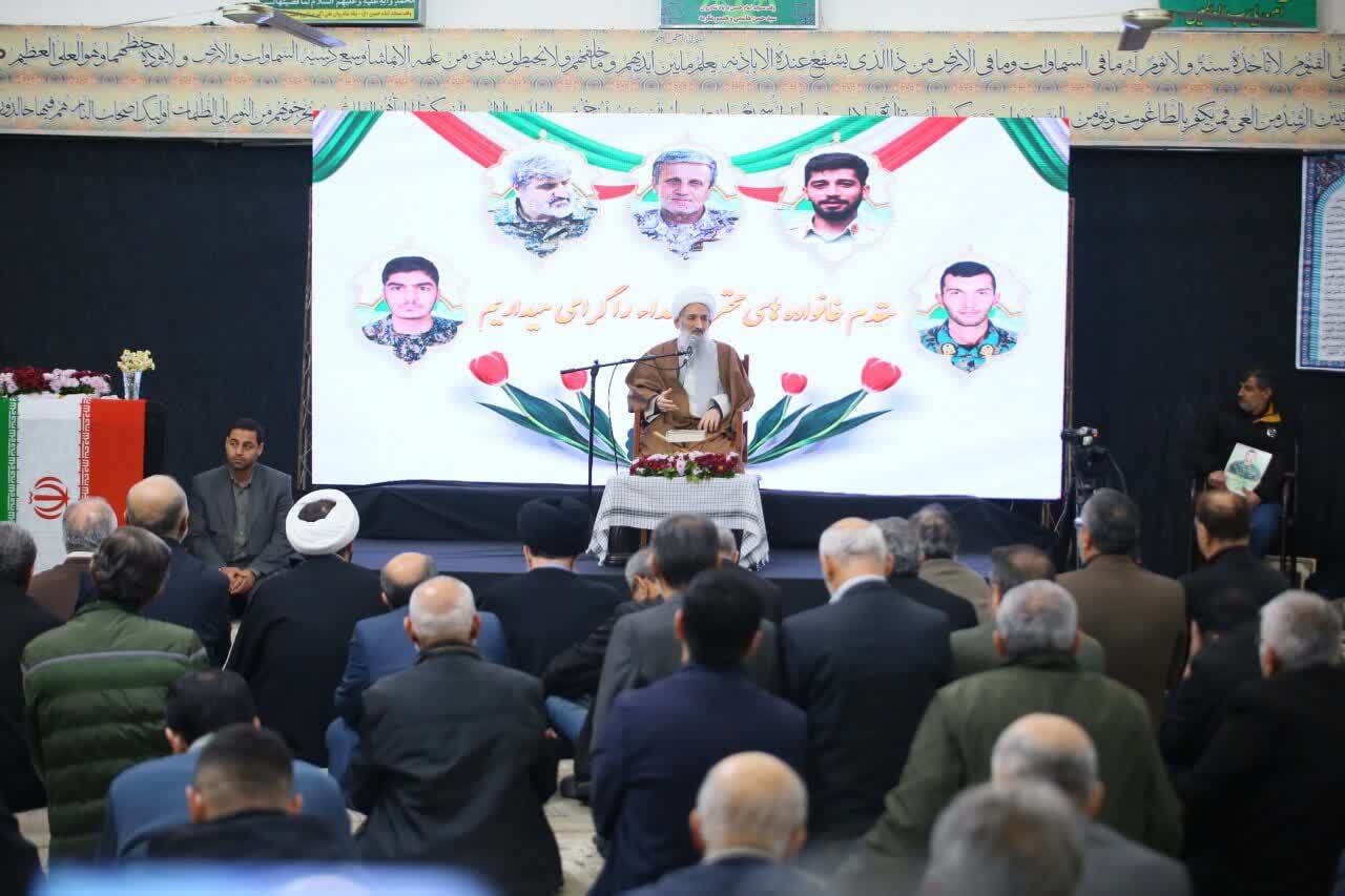 لزوم پرهیز از دو قطبی شدن جامعه