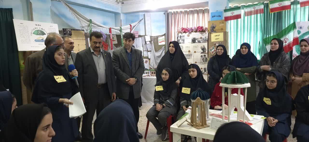 گشایش نمایشگاه جشن انقلاب در قائمشهر