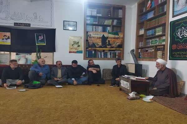 شاعران آیینی به تبیین فرهنگ عاشورا و مقاومت بپردازند
