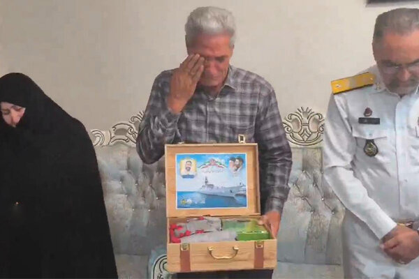 حضور جانشین نیروی دریایی در منزل شهید ناو دنا در عجب شیر | آخرین خبر