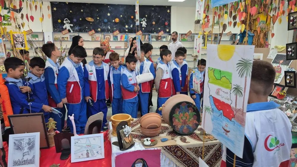 نمایشگاه کودکانه به یاد شهدای دانش‌آموز میناب در کلاردشت برپا شد