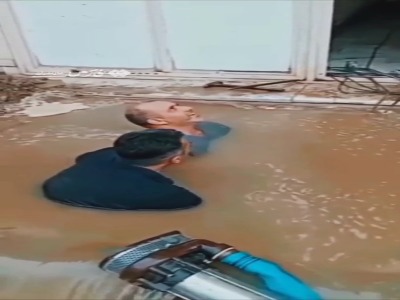 وقتی مأمور آبفا برای تعمیر لوله، به عمق آب رفت